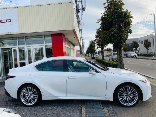 2023 Lexus IS300h - Image 4