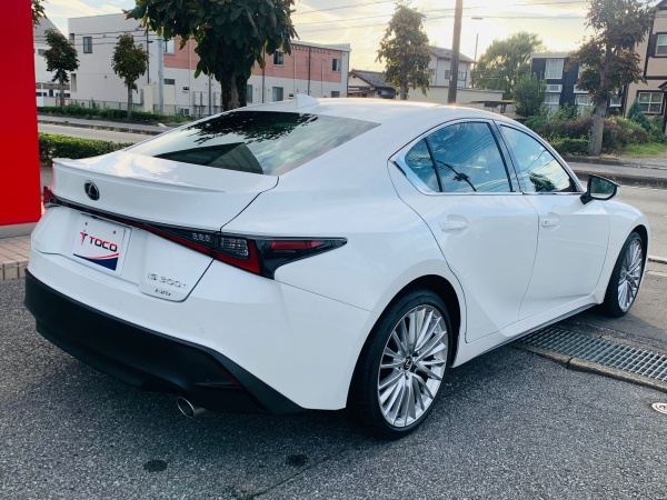 2023 Lexus IS300h - Image 9