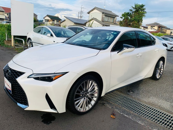 2023 Lexus IS300h - Image 3
