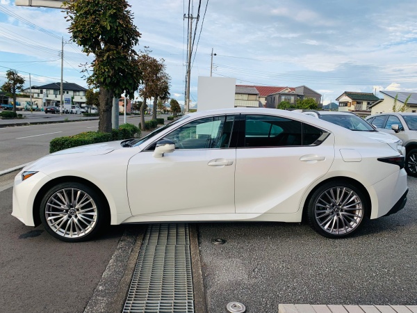 2023 Lexus IS300h - Image 6