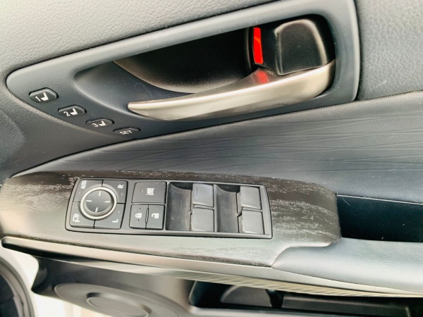 2023 Lexus IS300h - Image 29