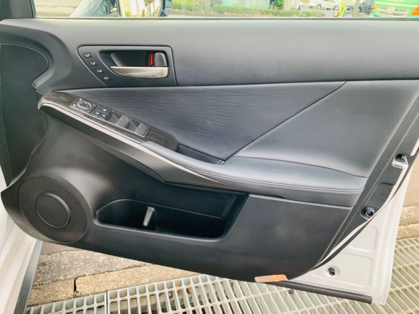 2023 Lexus IS300h - Image 31