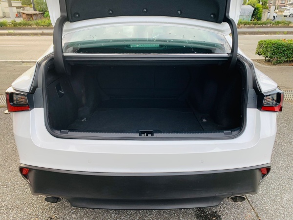 2023 Lexus IS300h - Image 10