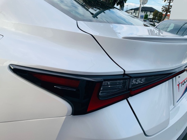 2023 Lexus IS300h - Image 13