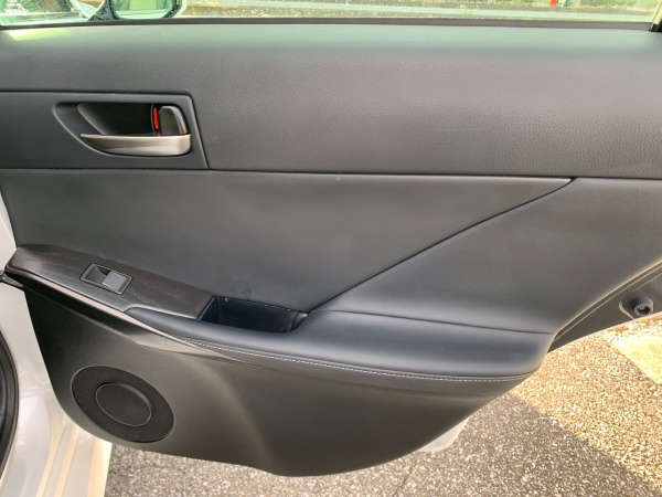 2023 Lexus IS300h - Image 36